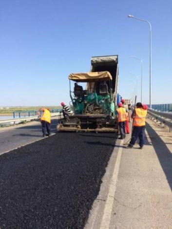 Photo No.5 Placing of wearing course from CSMA-20 at km 1647+890 ( approach to bridge through river on right lane of the road) J