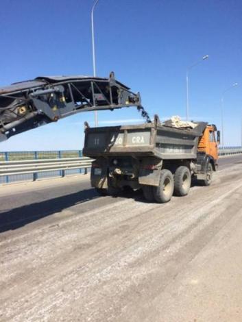 Photo  No.6 Milling of wearing course from CSMA-20 at km 1648+030 (bridge throught Syrdariya) on left lane of the road July 13, 