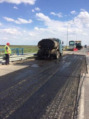 Photo No.7 Tack coat of lower layer of coating at km1648+030 (approach to bridge through Syrdariya) on left lane of road July 13