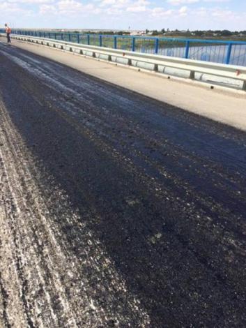 Photo No.8 Tack coat of lower layer of coating at km 1648+030 (bridge through Syrdariya) on left lane of road July 13, 2016