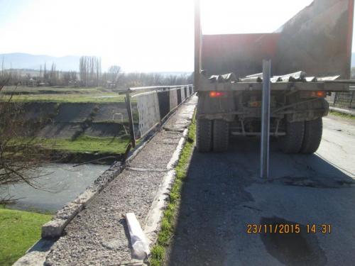 PK0+00, km 632. Old bridge over the river Arys. Condition of metal guardrails.    