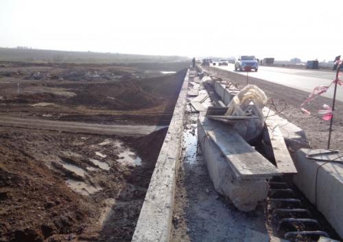 Concrete of Patten under  guard railing at PK 715+73 (left)