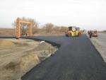 Laying the asphalt concrete mix at the junction at PK 400
